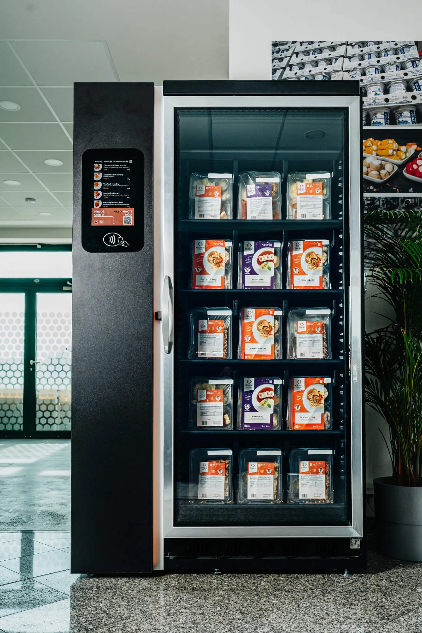Čelní pohled na lednici Eat Smart naplněnou krabičkami s jídlem